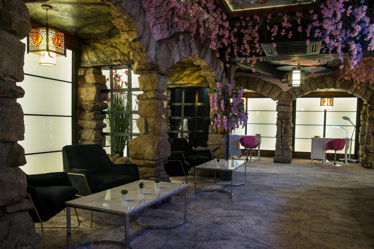 Holyrood Hotel - Leisure Centre & The Spa At Orchids 班多伦 外观 照片