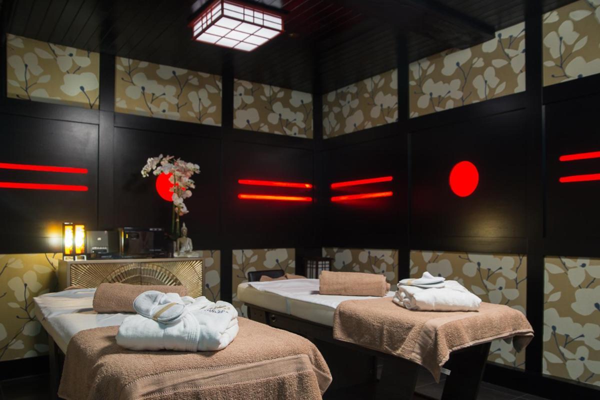 Holyrood Hotel - Leisure Centre & The Spa At Orchids 班多伦 外观 照片