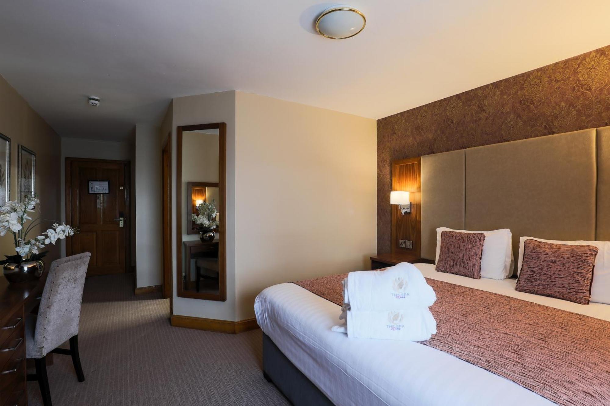 Holyrood Hotel - Leisure Centre & The Spa At Orchids 班多伦 外观 照片
