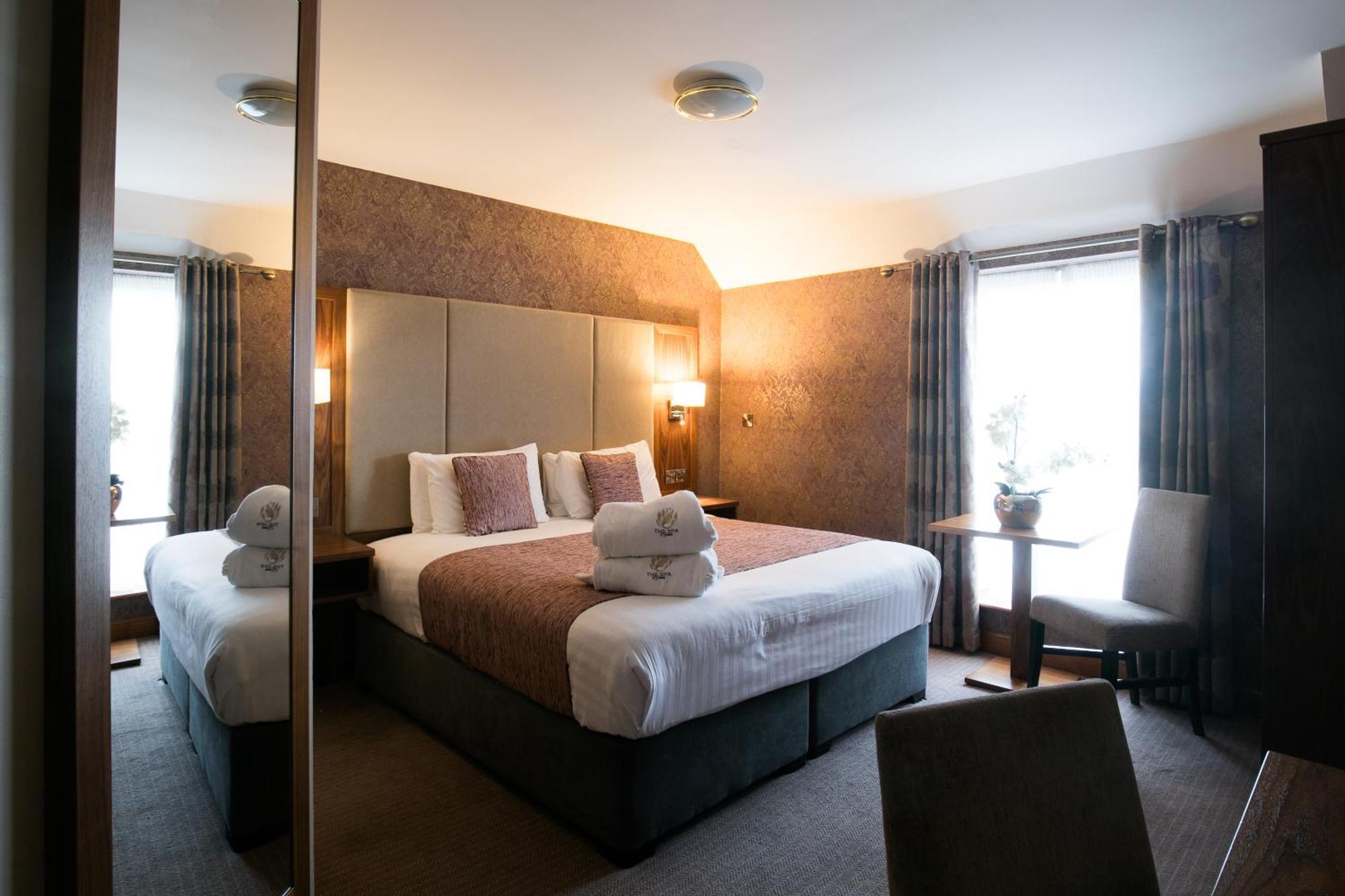 Holyrood Hotel - Leisure Centre & The Spa At Orchids 班多伦 外观 照片