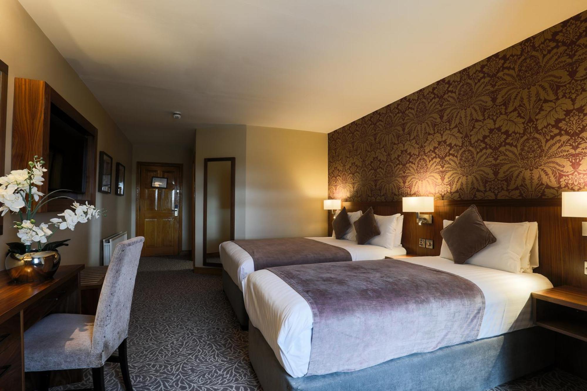 Holyrood Hotel - Leisure Centre & The Spa At Orchids 班多伦 外观 照片