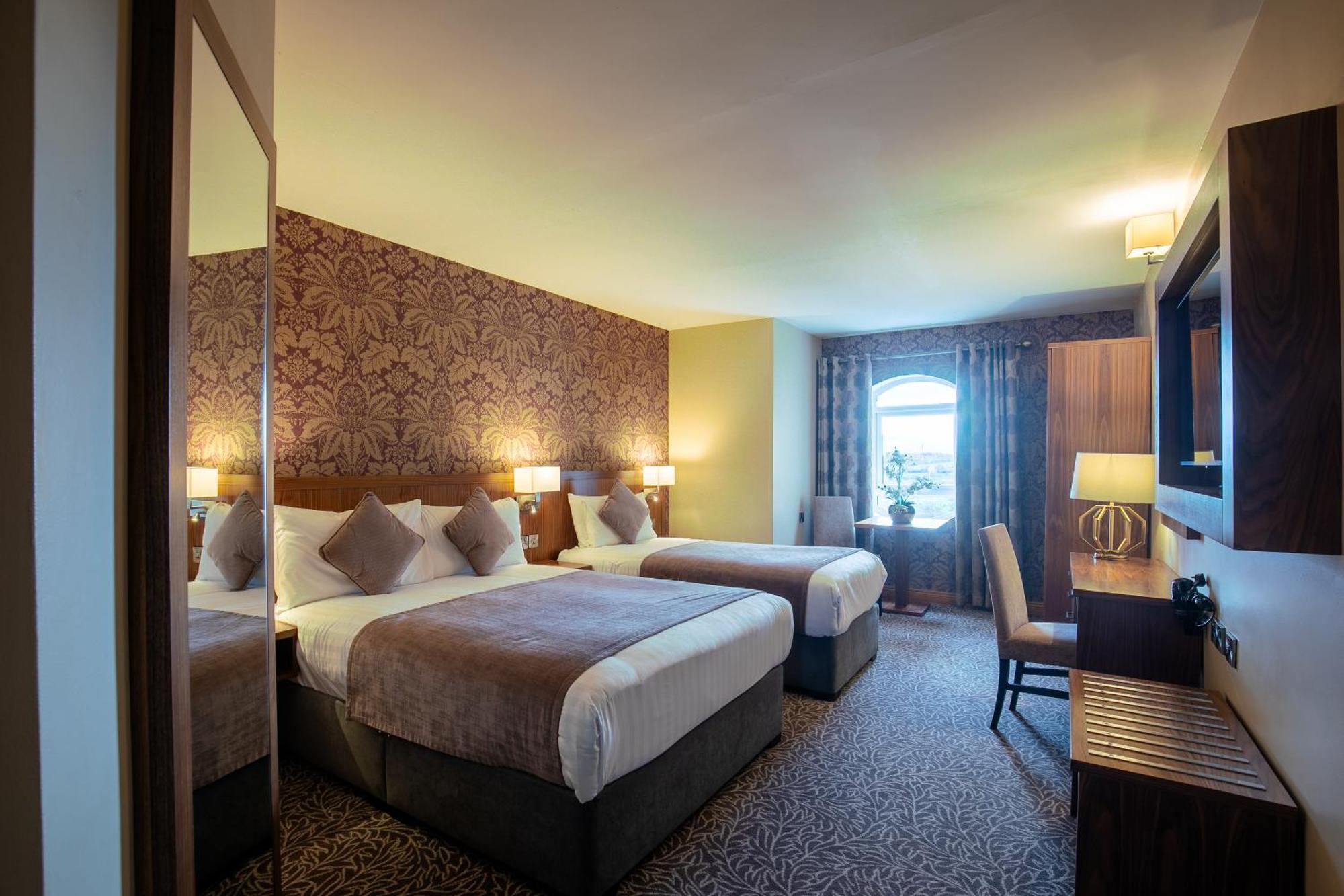 Holyrood Hotel - Leisure Centre & The Spa At Orchids 班多伦 外观 照片