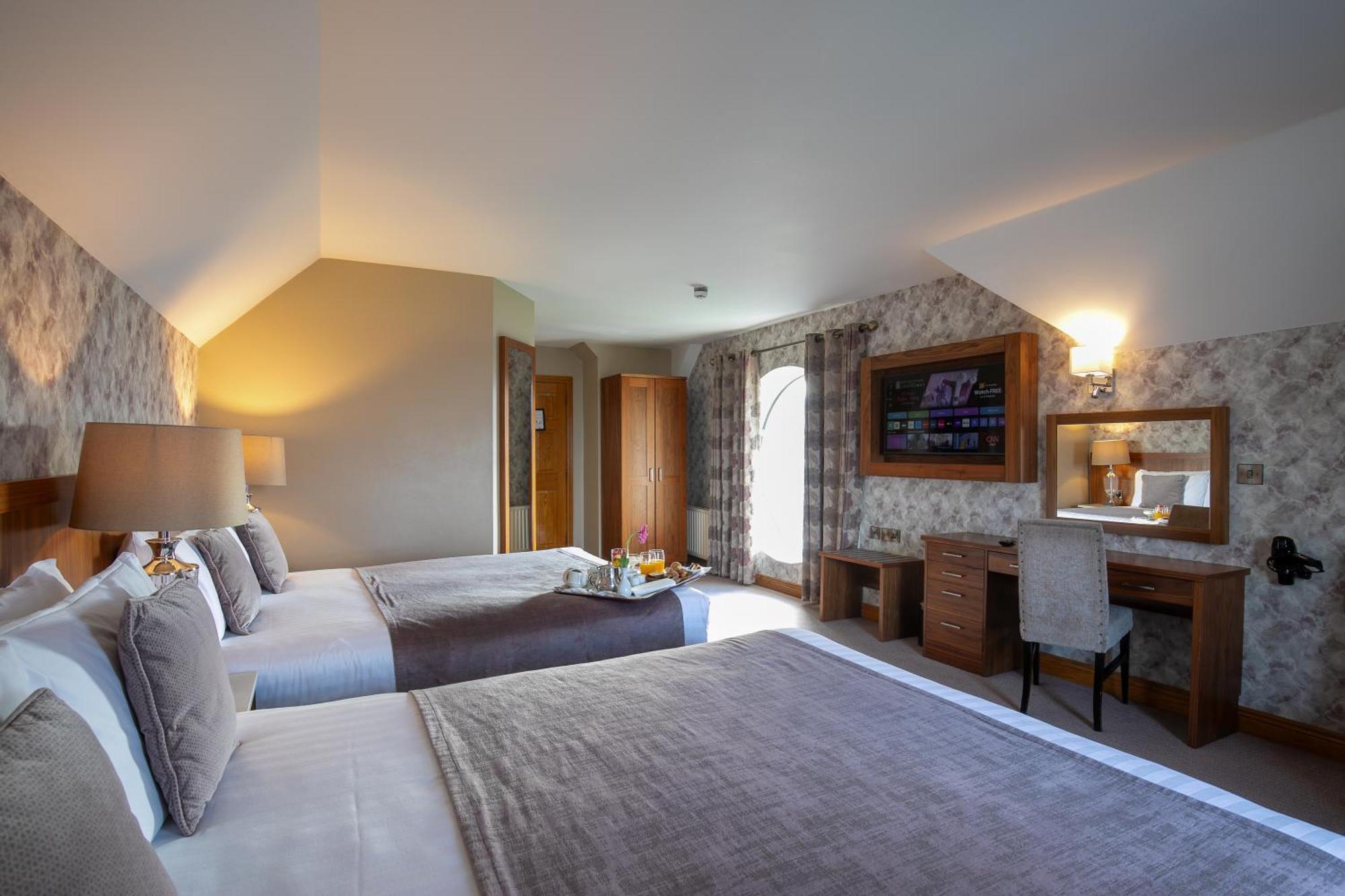 Holyrood Hotel - Leisure Centre & The Spa At Orchids 班多伦 外观 照片