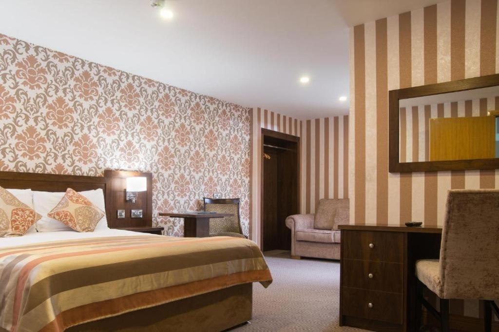 Holyrood Hotel - Leisure Centre & The Spa At Orchids 班多伦 外观 照片